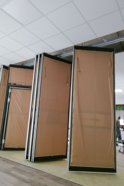 Installazione dei pannelli nella guida di scorrimento